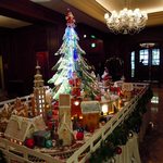 ラ・ベ - ジンジャーブレッドクリスマスディスプレイ13名で50日延べ800時間で作成したお菓子の家シュガー65キロ卵白2キロなどが材料