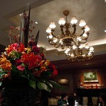 ラ・ベ - ２ｍくらいのお花に、シャンデリア