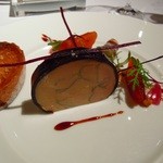 ラ・ベ - フォアグラのテリーヌ、リガラード（オレンジゼリーで覆ってある）柿のマリネ、鴨の胸肉マリネ、