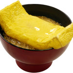 炭焼親子丼の店 鶏玉 - 一つずつ手作りで巻いた出し巻を味付き鶏そぼろの上に乗せた、
新感覚の親子丼です！