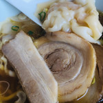 らーめん 三福 - チャーシューとえびワンタンのアップ