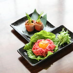 Dokusen sumibiyaki niku hitorijime - ウニの炙り肉焼き・低温ユッケ　集合