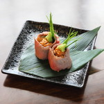 Dokusen sumibiyaki niku hitorijime - ウニの炙り肉焼き