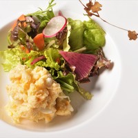 ポテトサラダ アンチョビペースト入り 季節のグリーンサラダ添え