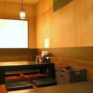 のんびり足を伸ばしながら寛げるお座敷席！団体様でのご利用もOKです！