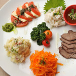 Nikubarudakara - 色とりどりの前菜、パスタ、フライドポテト等々、メニューは豊富
