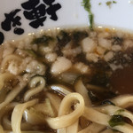 ニボチャチャ!!ラーメン あらき軒 - 食べ進むと背脂が浮いてきます