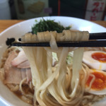 ニボチャチャ!!ラーメン あらき軒 - 麺は極太のストレート麺です