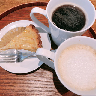 Under tree cafe - ﾌﾞﾚﾝﾄﾞｺ-ﾋ-M350円 ｶﾌｪﾗﾃM380円