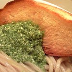 つけ麺 五ノ神製作所 - 海老トマトつけ麺(270g) 850円 のパンとバジル