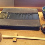 寿司　まつばら - セッティング  俎板皿 シブイ