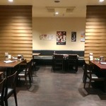 六味膳食 - 地下のあるお店っぽい店内の雰囲気