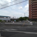 とら食堂 - 店鋪裏手以外にも、道路の反対側に大駐車完備です。
      駅前なのに凄い事です。