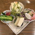 洋食 ふきのとう - 前菜(ポテサラ、高野豆腐、キャベツ、漬物)