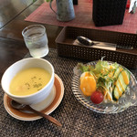 Cafe Suimei - パスタランチのサラダ、コーンスープ