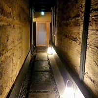 富小路 やま岸 - お店に入ってふりかえると