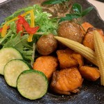 Atsukeshi Suisan Kakigoya - サーモンの唐揚げと小じゃがの甘辛煮