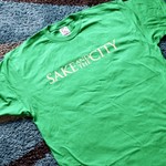 ルッカ - マリモ色のイベントTシャツを着て飲み歩きます