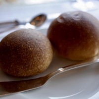 ザ・クルーズクラブ東京 - 2種のパンはバターやオリーブオイルで