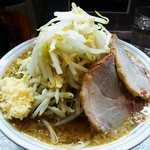 2011年12月。らーめん650円也。これで普通盛り。チャーシューも寄り添うようにモヤシタワーを支えている…