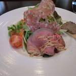 ラ バルカ - 前菜のフィノキオーナ、自家製スモークサーモン、白レバークロスティーニ、ローストビーフ