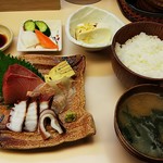 めしや かもめ - 刺身３点盛り定食（￥１１００）