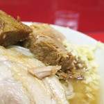 ラーメン二郎 - 豚の厚み