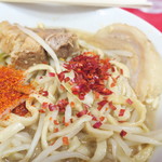 ラーメン二郎 - 粗挽き唐辛子投下～♪