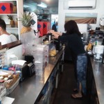 Hawaiian Crown Plantation Cafe - 都度、生パインを絞ります