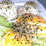 Fresh Catch Kaimuki - 日替わりランチのスパイシーフリカケサーモンプレート＄12.99（税抜）