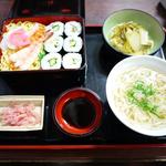 大鶴 - 【サービス定食　７００円】内容は日によって違います。この日はちらし・細巻き(梅しそ・穴子胡瓜)、にゅうめん、白菜煮。