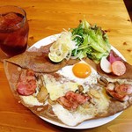 Kaigarayama Galette - 厚切りベーコンときのこのガレット（1000円外税）アイスティー（セット350円外税）ガレットは大型で大変美味しく食べ応えありますｗ