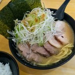 横浜ラーメン てっぺん家 - 料理写真:ラーメンにチャーシューと味付けねぎトッピング