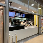 McDonald's - 2019/05 京王堀之内の大型ショッピングモール ぐりーんうぉーく多摩のレストラン棟B棟１階にある マクドナルド ぐりーんうぉーく多摩店。 週末の金曜日の夜、 スシロー ぐりーんうぉーく多摩店で夕飯の後のデザートで、閉店間際に利用