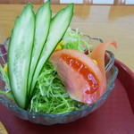 ヴォーイ・ピザせいりん亭 - レタスの千切りサラダ
