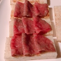 焼肉 銀座コバウ 特別室 - 炙りユッケ パンを添えて