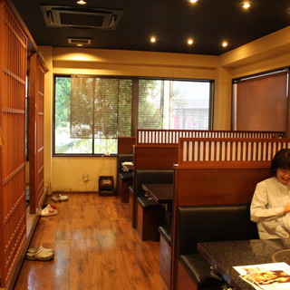 落ち着いた個室や最大40名様までの宴会も◎広い駐車場も完備。