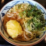 丸亀製麺 - かけうどんに、半熟たまご天とねぎと天かすをトッピング！(2019.05.31)