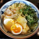 丸亀製麺 - かけうどんに、半熟たまご天とねぎと天かすをトッピング！→そしてたまご天を箸で割りました(2019.05.31)