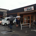 丸亀製麺 - 丸亀製麺 福山引野店 スーパーフライデーなので店員さんが携帯確認中！(2019.05.31)