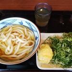 丸亀製麺 - この日は無料のかけうどん(並)と半熟たまご天→レジを通過後、うどんに出汁をそそぎ、ネギと天かすを少々盛ってテーブル席へ(2019.05.31)