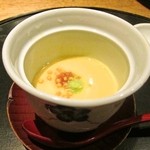 炭焼き かどた/お料理すゞ㐂 - 梅蒸し、茶碗蒸しの上に梅肉とワサビ