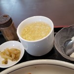 中国日隆園 - 実は玉子スープの下に茶碗蒸し！。