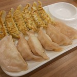 ８番らーめん - 海老餃子コンビ 手前が海老餃子で、奥が８番餃子です