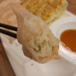 ８番らーめん - ぷりっとした海老がゴロンと入っています 隠し味は生姜かな？