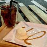 カタチ カフェ - アイスライチ紅茶、サービスのチョコカスタードケーキ