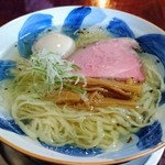 さんくるげ - 塩らぁ麺（たまごトッピング）。透き通ったスープと平打ち麺。