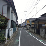 Kuraichi - 独特の道幅です。
                        車通りは少なく、
                        ちょっと広めです。
                        子どもが遊びやすそうです。
                        そして、
                        すごく閑静です。
                        ステキw