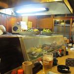 鳥政 - しぶい店内です♪