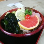 いづみや - 冷やしたぬきそば（大盛）ピンクグレープフルーツ、レモン、ワカメ、レタス、揚げ玉、ネギがのっています
